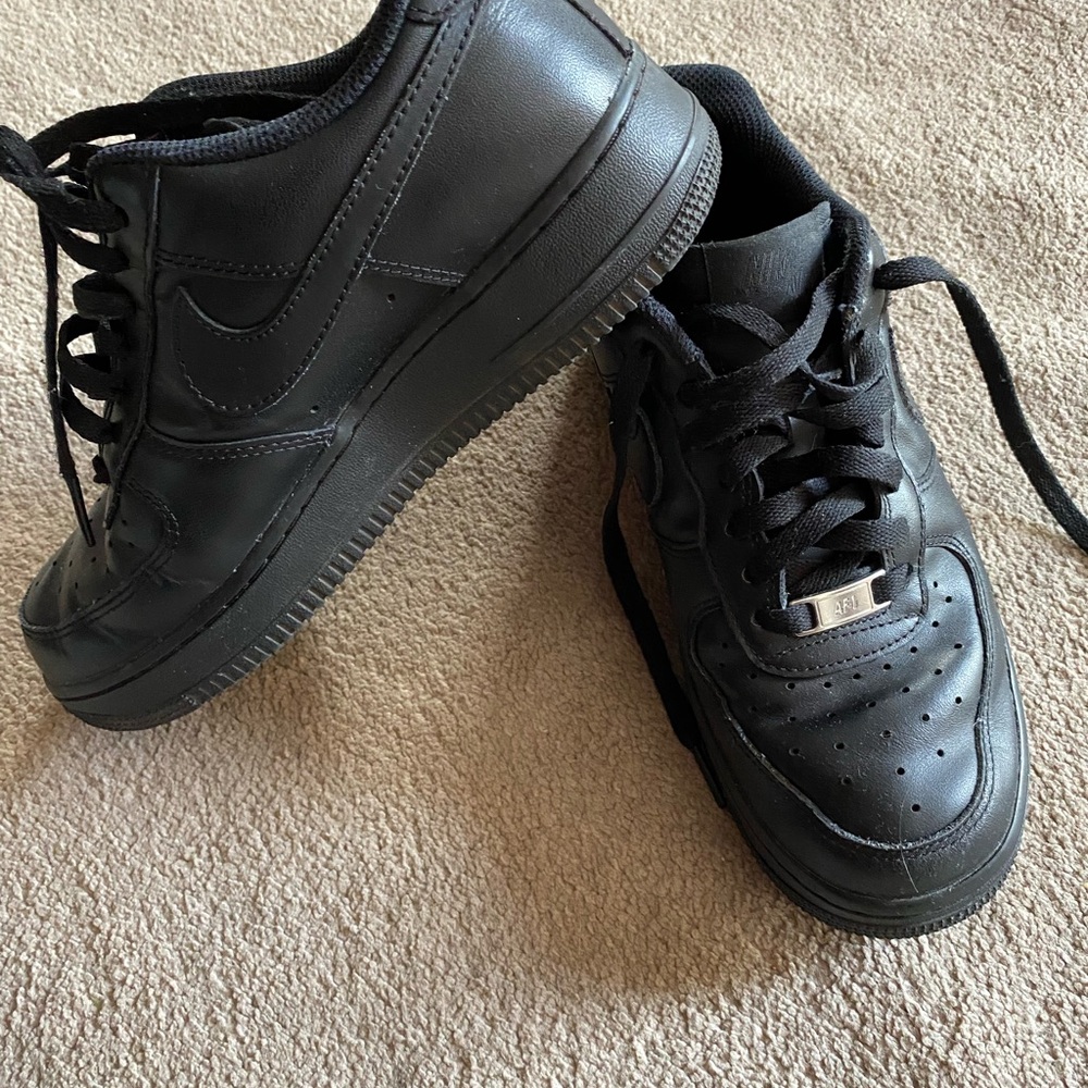 Nike Air Forces - Picture 2 of 5